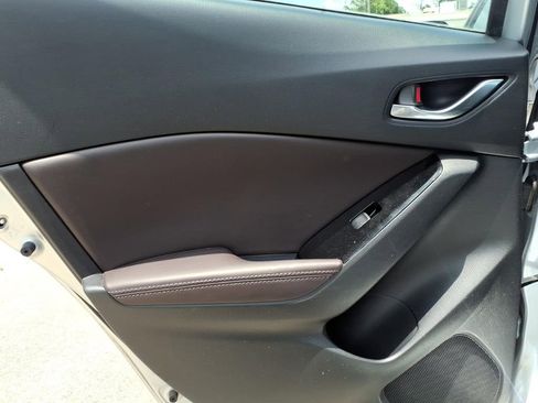 Used 2018 MAZDA MAZDA3 Touring FWD image 16