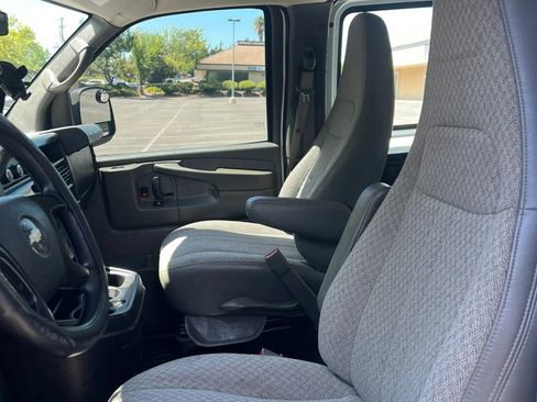 Used 2015 Chevrolet Express 2500 RWD image 12