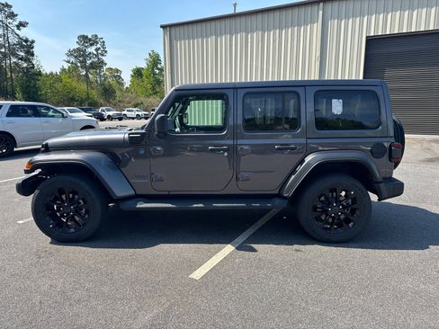 Used 2025 Jeep Wrangler Unlimited Sahara AWD/4WD image 9