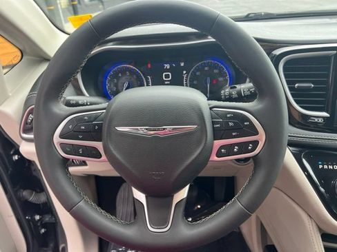 Used 2023 Chrysler Pacifica Limited FWD image 10