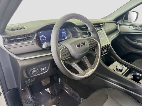 Used 2024 Jeep Grand Cherokee Laredo X image 23