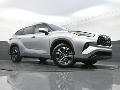 Used 2022 Toyota Highlander XLE image 27