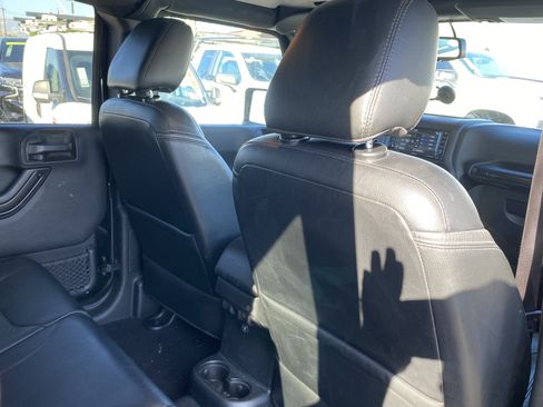 Used 2017 Jeep Wrangler Unlimited Sahara AWD/4WD image 23