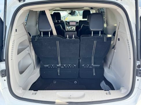 Used 2023 Chrysler Pacifica Limited FWD image 16