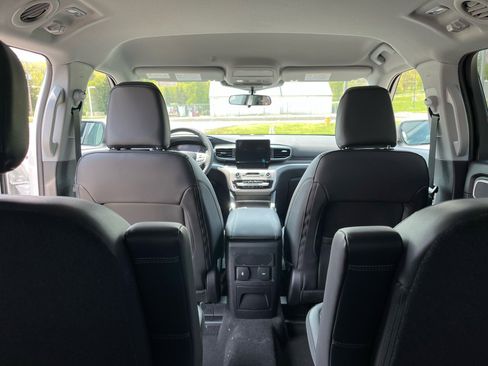 Used 2023 Ford Explorer XLT w/ Equipment Group 202A image 10