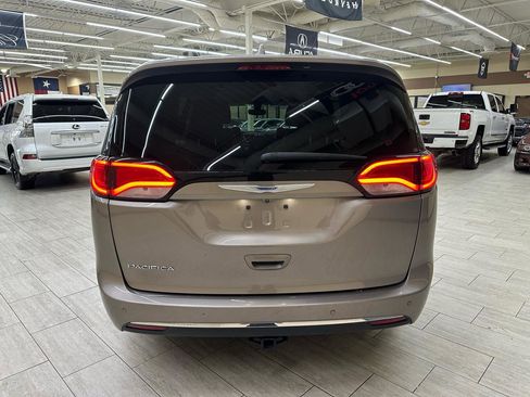 Used 2018 Chrysler Pacifica Touring-L Plus FWD image 6