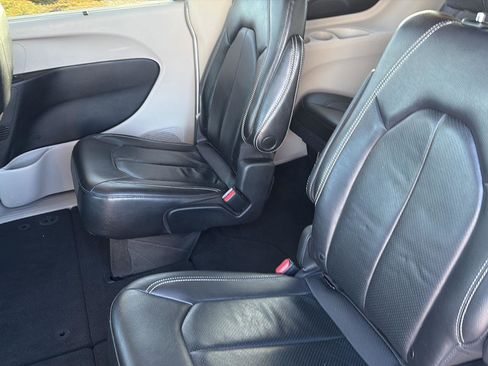 Used 2022 Chrysler Pacifica Touring-L image 19