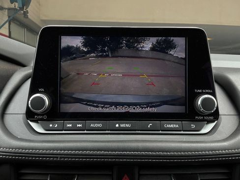 Used 2025 Nissan Rogue SV FWD image 31