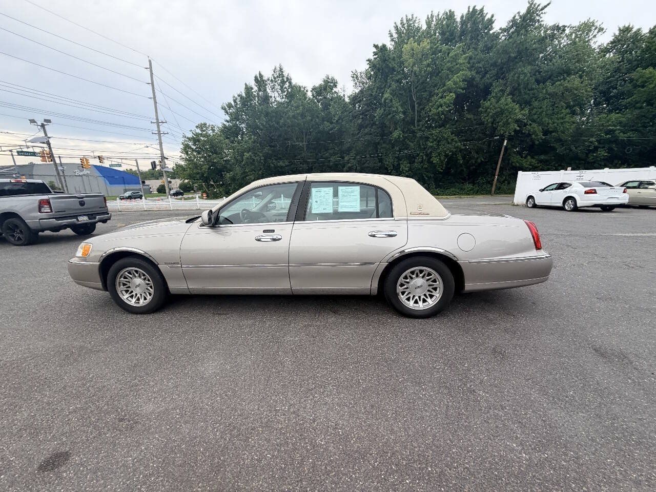 Used 1999 Lincoln Town Car Signature RWD image 39
