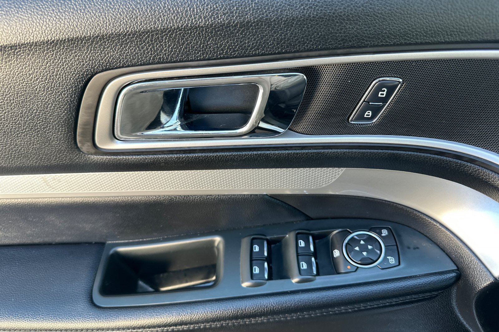 Used 2017 Ford Explorer XLT FWD image 11