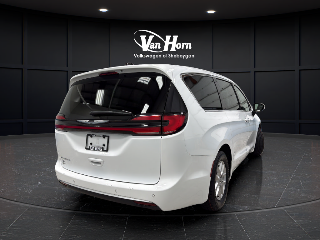 Used 2024 Chrysler Pacifica Touring-L FWD image 7