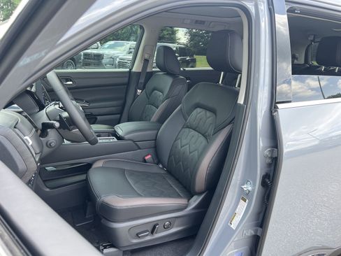 New 2026 Nissan Pathfinder Platinum FWD image 18