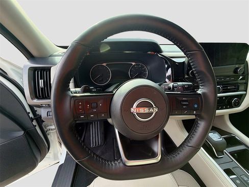 Used 2022 Nissan Pathfinder SL image 11