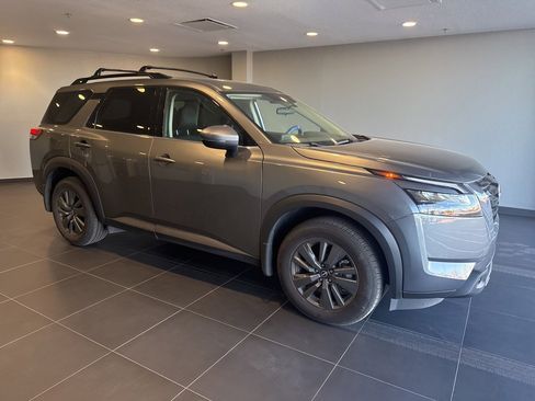 Used 2024 Nissan Pathfinder SV image 5