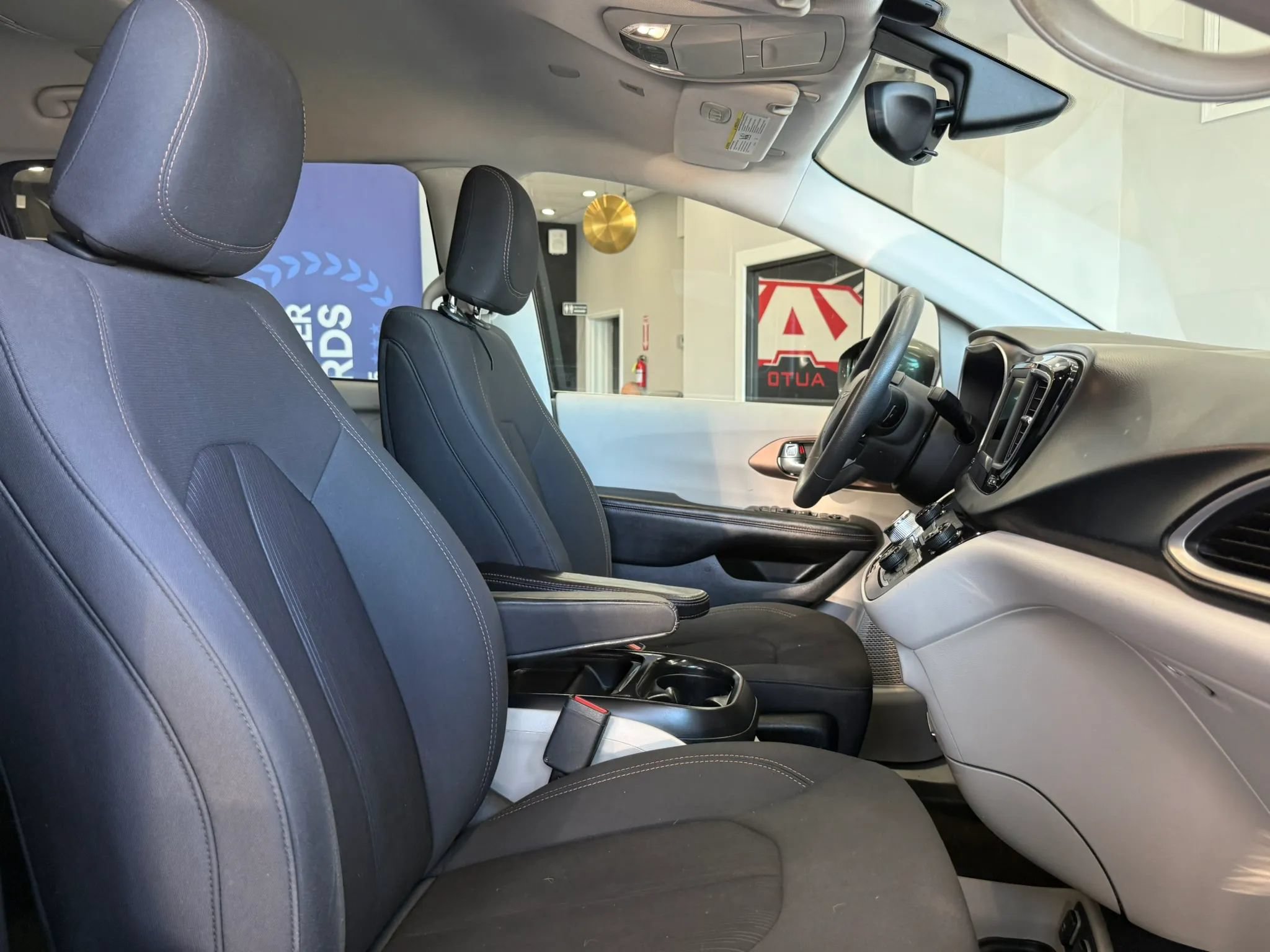 Used 2018 Chrysler Pacifica Touring Plus w/ Tire & Wheel Group FWD image 28