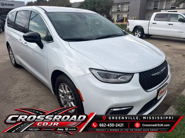 Used 2024 Chrysler Pacifica Touring-L FWD image 1