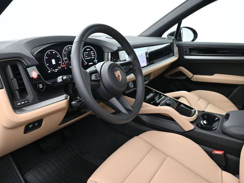 Certified 2026 Porsche Cayenne AWD/4WD image 4