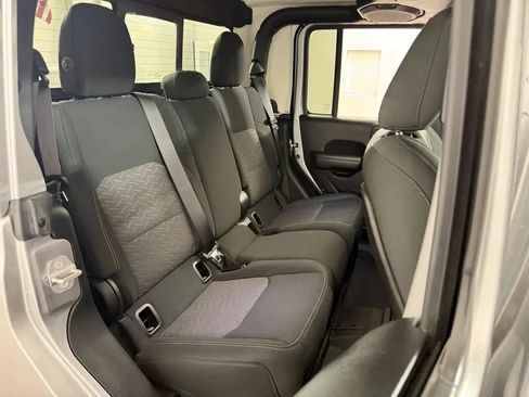 Used 2021 Jeep Gladiator Mojave AWD/4WD image 32