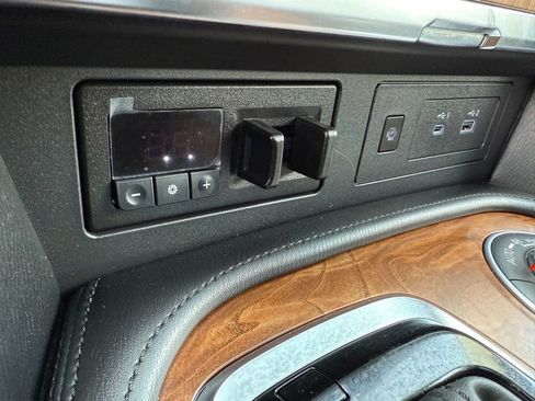 Used 2024 Nissan Armada SL w/ Captain's Chairs Package image 27