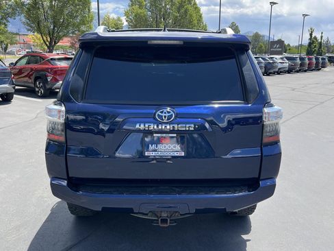 Used 2018 Toyota 4Runner SR5 AWD/4WD image 9