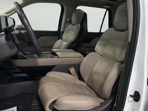 Used 2023 Lincoln Navigator Reserve AWD/4WD image 9