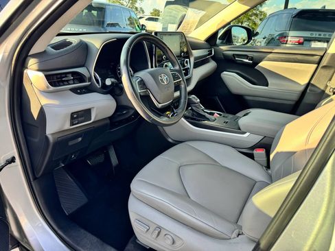 Used 2020 Toyota Highlander XLE AWD/4WD image 9