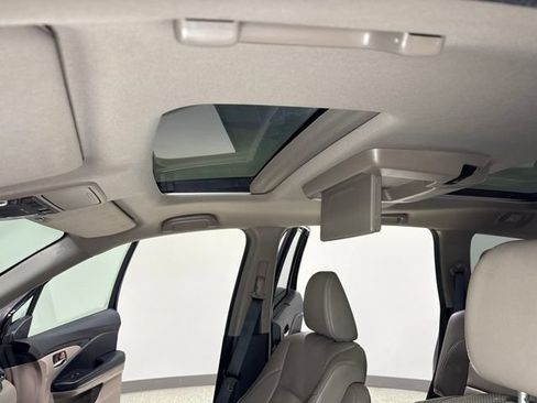 Used 2019 Honda Pilot Touring image 3