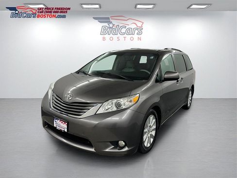 Used 2014 Toyota Sienna XLE image 1