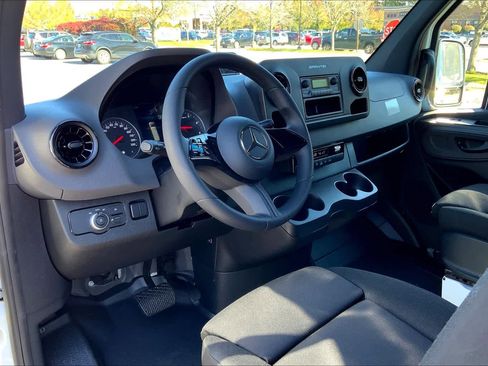 Used 2025 Mercedes-Benz Sprinter 2500 image 9