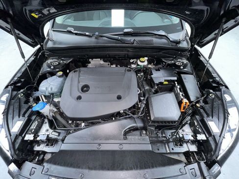 Used 2025 Volvo XC40 B5 Plus image 13