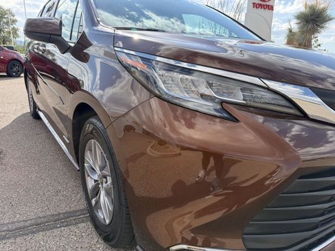 Used 2021 Toyota Sienna XLE FWD image 16