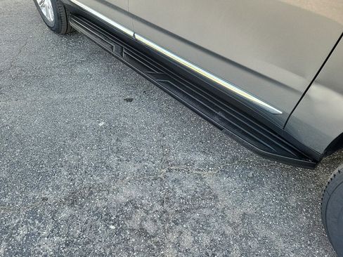 Used 2023 GMC Yukon XL SLT w/ SLT Premium Package image 10