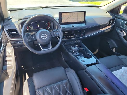 Certified 2024 Nissan Rogue Platinum w/ Platinum Premium Package FWD image 16