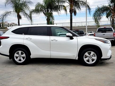Used 2023 Toyota Highlander LE AWD/4WD image 3