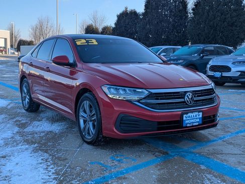 Used 2023 Volkswagen Jetta SE image 4