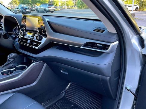Used 2022 Toyota Highlander XLE image 18