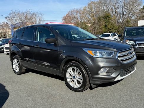 Used 2019 Ford Escape SE image 3