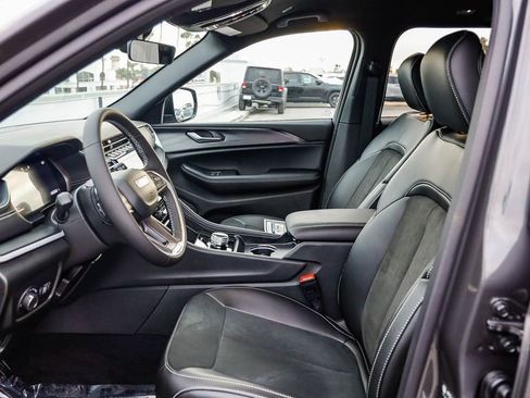 New 2025 Jeep Grand Cherokee Altitude image 18