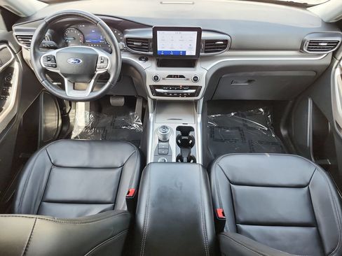 Used 2023 Ford Explorer XLT w/ Equipment Group 202A AWD/4WD image 18