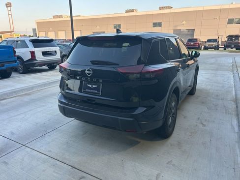 Used 2024 Nissan Rogue S FWD image 4