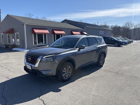 Used 2025 Nissan Pathfinder SV image 1