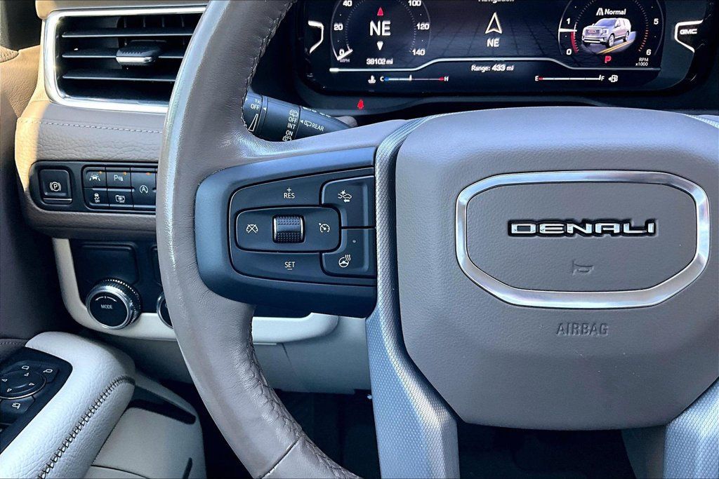 Used 2022 GMC Yukon XL Denali RWD image 6