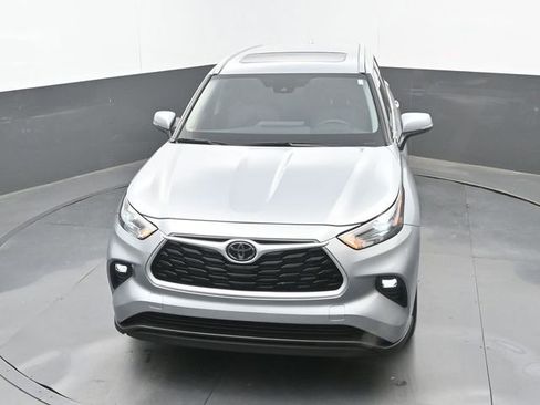 Used 2025 Toyota Highlander XLE image 30