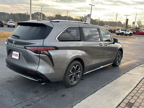 New 2026 Toyota Sienna Platinum image 5
