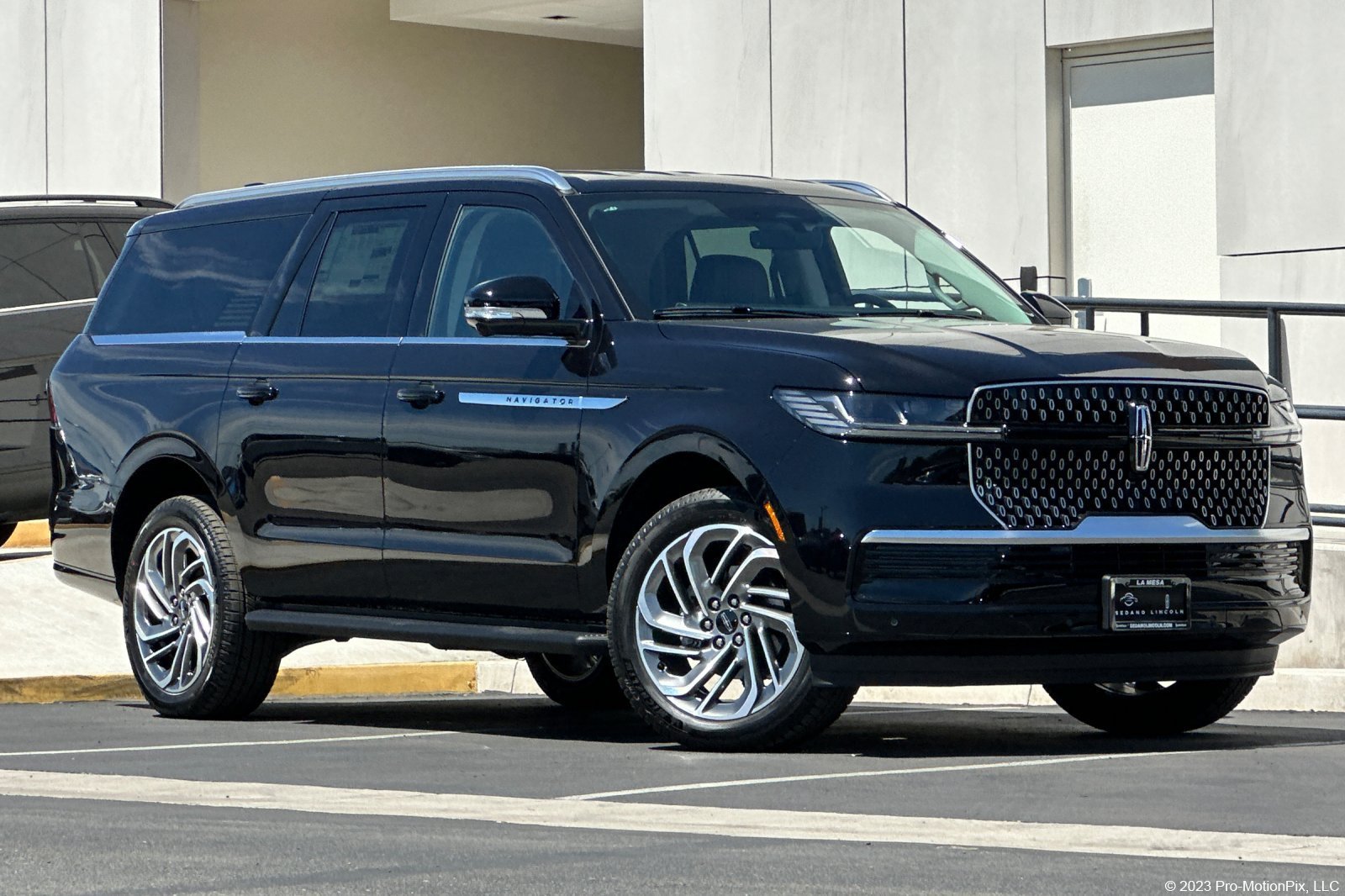 New 2026 Lincoln Navigator L Premier AWD/4WD image 1