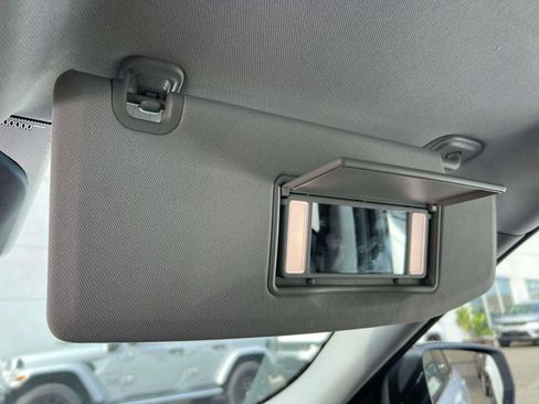 Used 2023 Jeep Grand Cherokee Laredo image 31