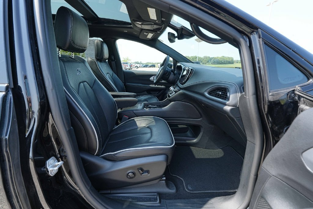 Used 2025 Chrysler Pacifica Limited FWD image 22