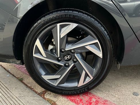 Used 2025 Hyundai Elantra SEL image 9