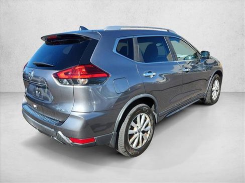Used 2017 Nissan Rogue SV w/ SV Premium Package image 4