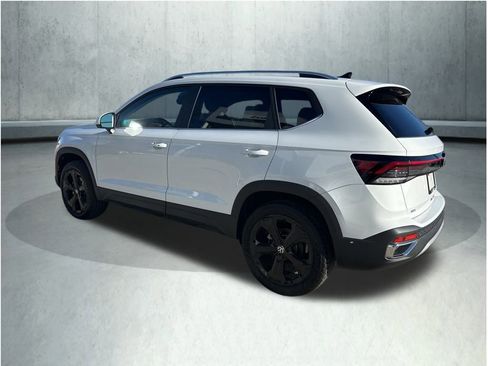 New 2026 Volkswagen Taos SEL image 4